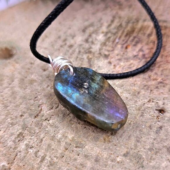 Nature Labradorite Flashy Skull Pendant Necklace - Picture 6 of 8
